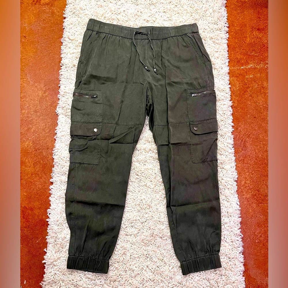 Banana Republic Women’s Olive green cargo joggers elastic w/drawstring waist